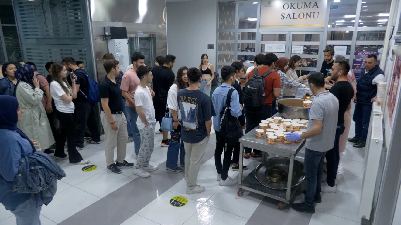 Selçuk Üniversitesinde Öğrencilere Çorba ve Simit İkram Edildi